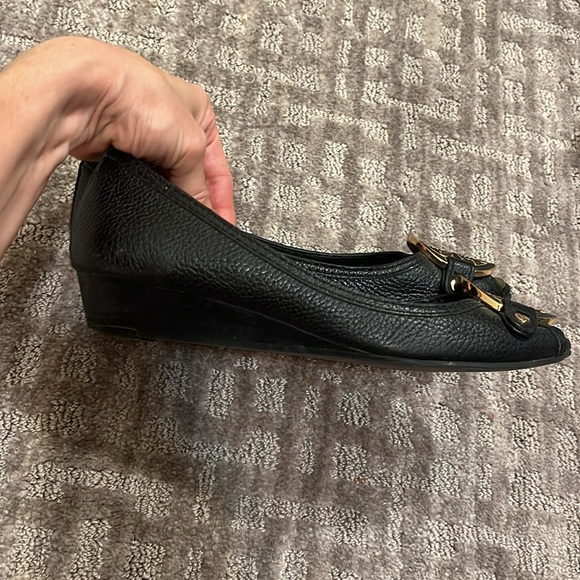Tory Burch Amanda peep toe black low wedge - Picture 5 of 8